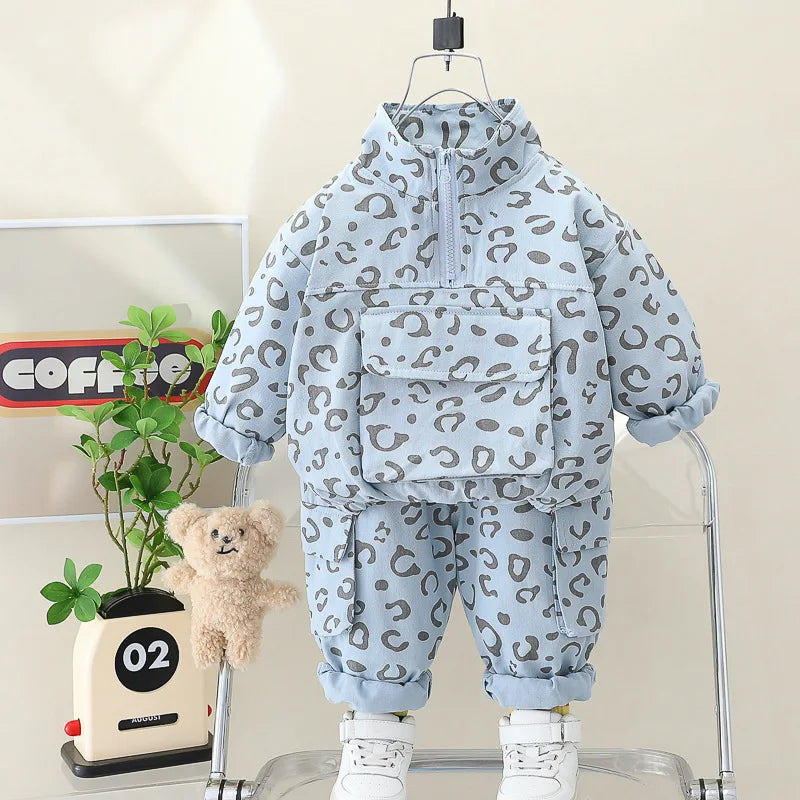 Détail des manches et de l'imprimé léopard tendance