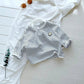 Chemise manches longues pour femme, pliée sur table