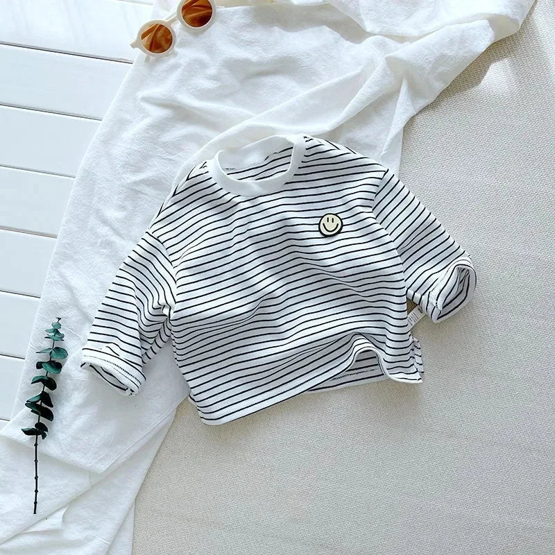 Chemise manches longues pour femme, pliée sur table