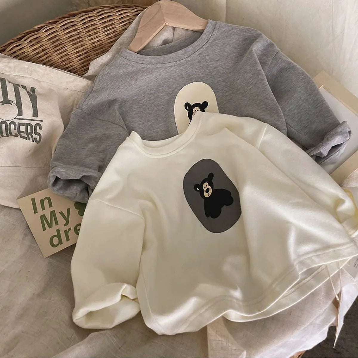 Zoom sur le motif ours du pull en coton