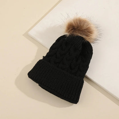 Vue d'ensemble du bonnet tricoté, pompon bien visible