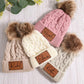 Bonnet tricoté avec pompon, vue de face sur mannequin