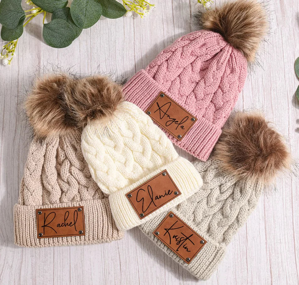 Bonnet tricoté avec pompon, vue de face sur mannequin