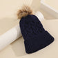 Femme souriante portant le bonnet, style décontracté