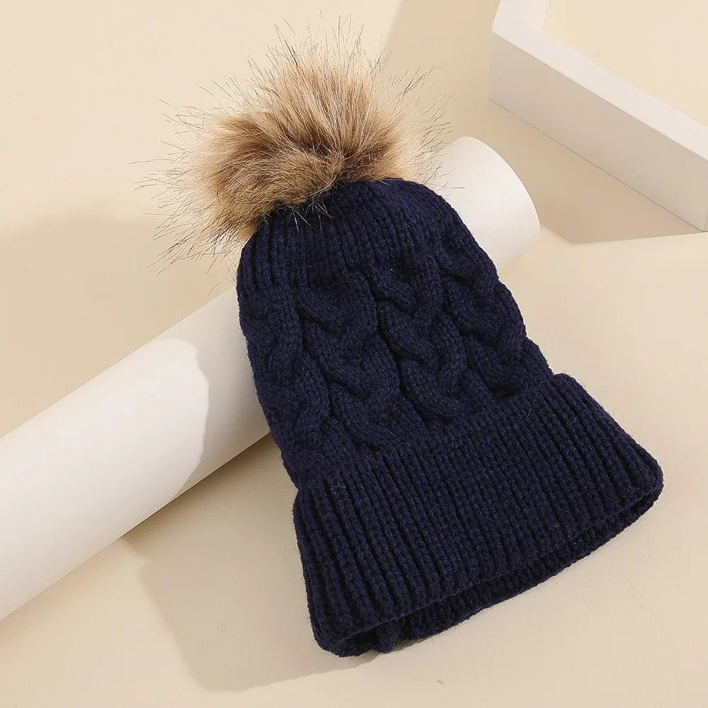 Femme souriante portant le bonnet, style décontracté