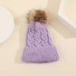 Bonnet avec pompon, présenté sur fond neutre