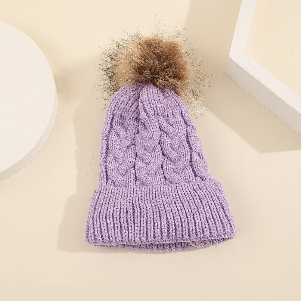 Bonnet avec pompon, présenté sur fond neutre