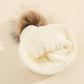 Femme portant un bonnet tricoté, ambiance hivernale