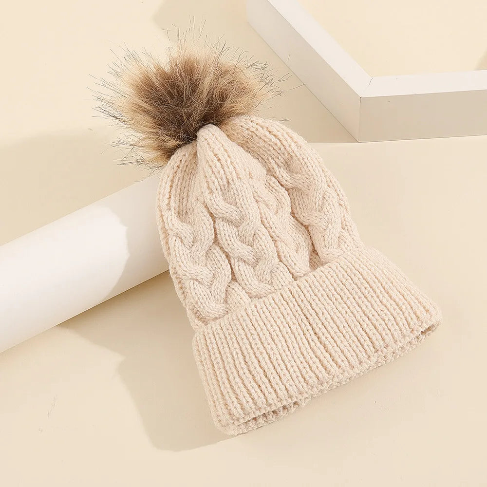Gros plan sur le tricot du bonnet, pompon en arrière-plan