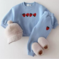 Zoom sur le motif fraise du pull en coton