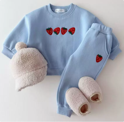 Zoom sur le motif fraise du pull en coton