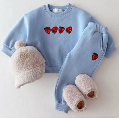Zoom sur le motif fraise du pull en coton