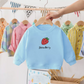 Vue complète du pull fraise, disponible en plusieurs tailles