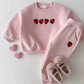 Vue arrière du pull imprimé fraises, coupe décontractée