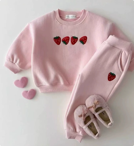 Vue arrière du pull imprimé fraises, coupe décontractée