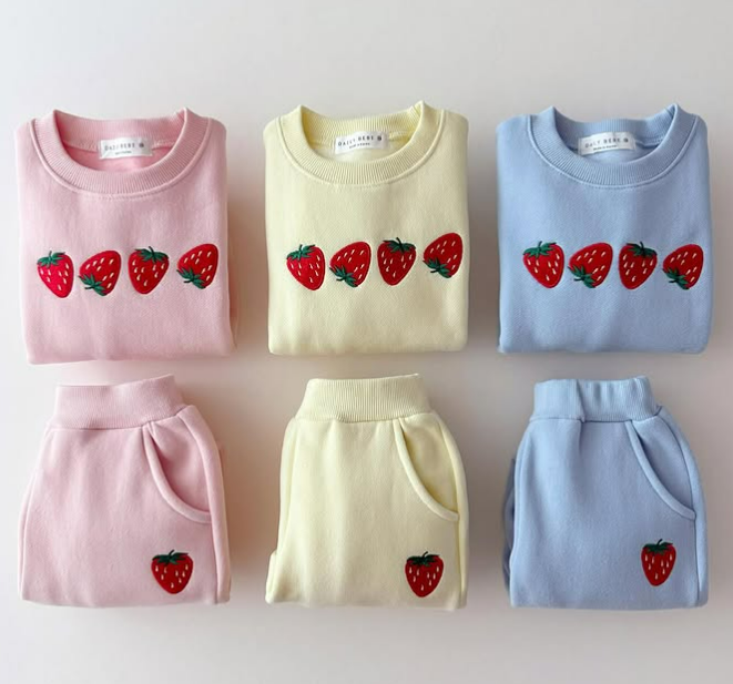 Pull en coton avec imprimé fraises, vue de face