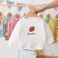 Détail du col rond du pull fraise en coton