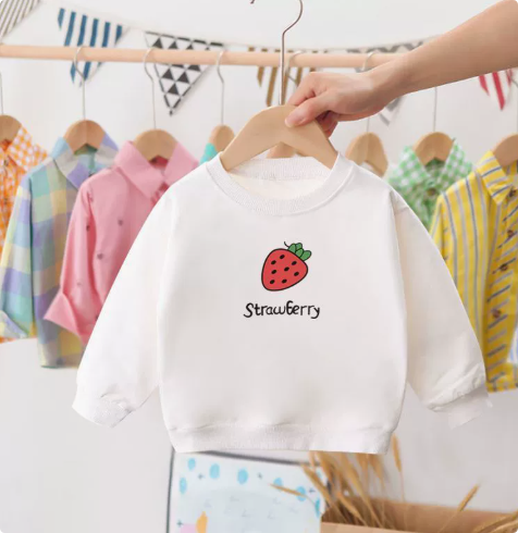 Détail du col rond du pull fraise en coton