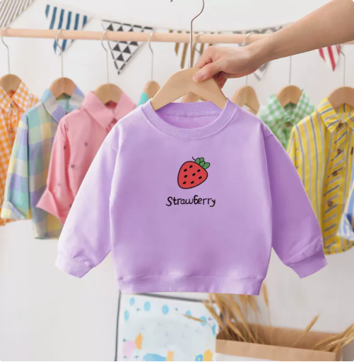 Pull imprimé fraises, présenté sur un mannequin