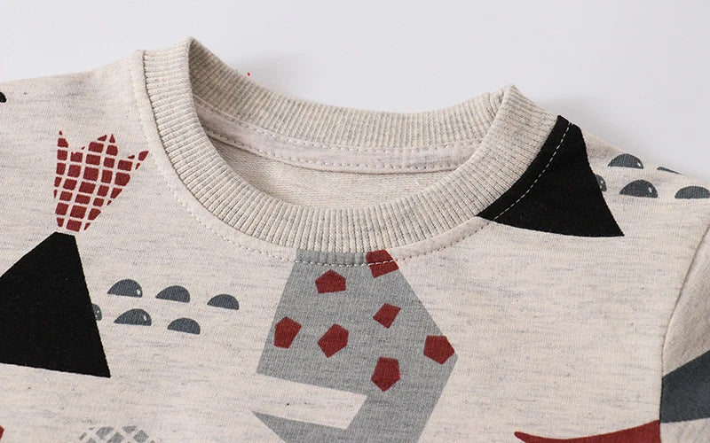 Gros plan sur les détails de l'imprimé du pull en coton