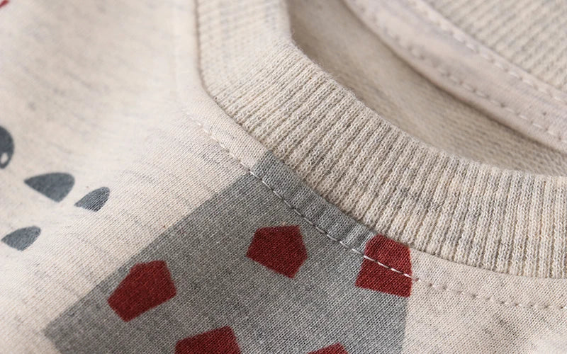 Vue de profil d'un pull en coton avec motif moderne