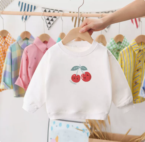 Pull cerise plié, montrant la texture et la couleur