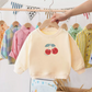 Pull en coton cerise sur mannequin, vue de face
