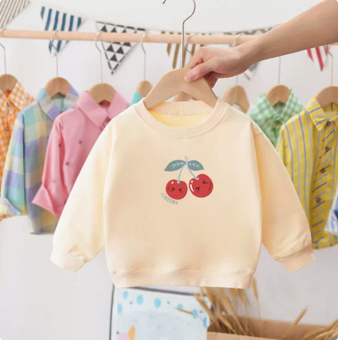 Pull en coton cerise sur mannequin, vue de face