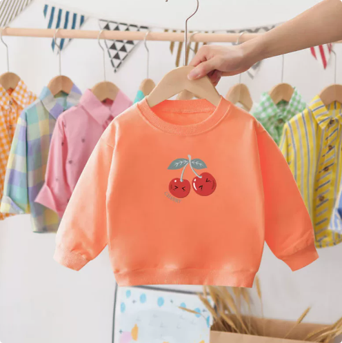 Détail du tissu doux et respirant du pull cerise