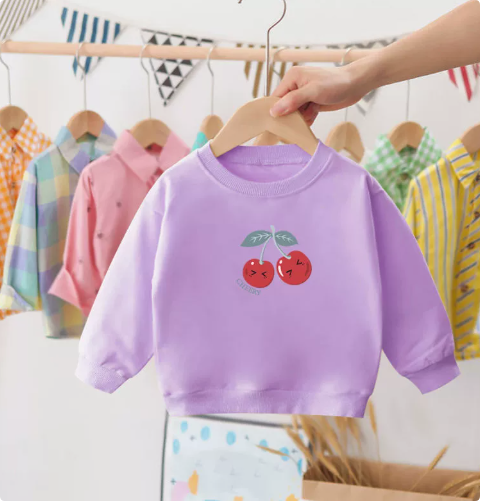 Pull cerise avec manches longues, posé à plat