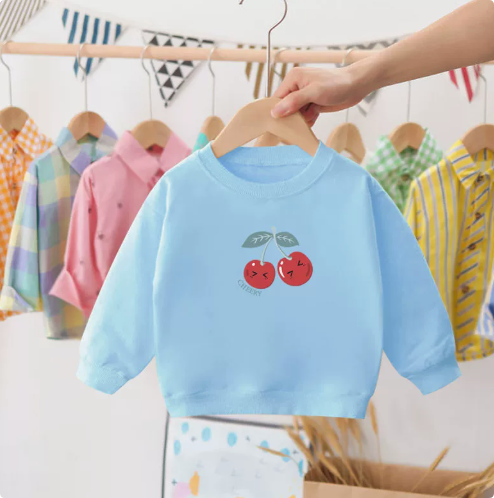 Zoom sur l'encolure ronde du pull en coton cerise
