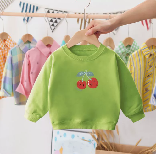 Pull cerise porté avec un jean, style décontracté