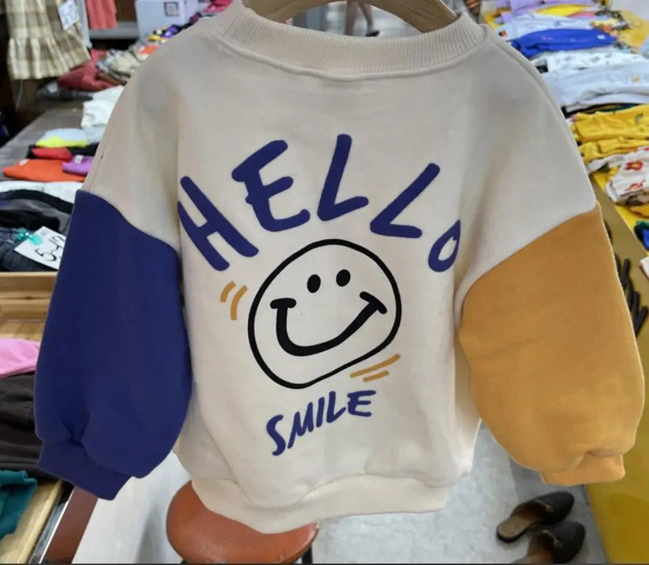 Gros plan sur les motifs mignons d'un pull en coton