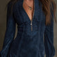 Robe mini en suède bleu avec dentelle au décolleté