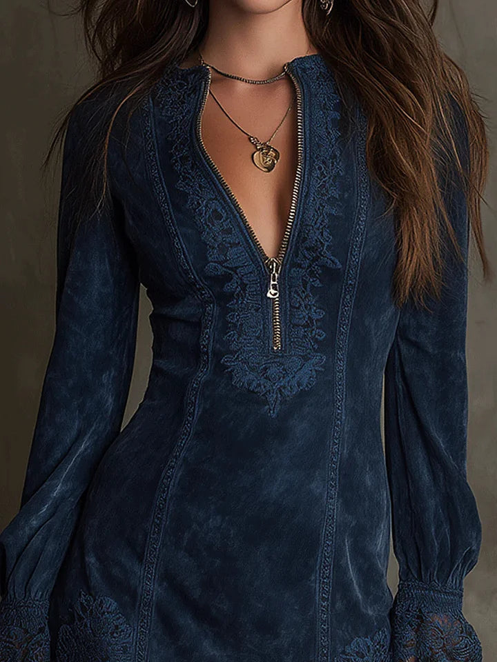 Robe mini en suède bleu avec dentelle au décolleté