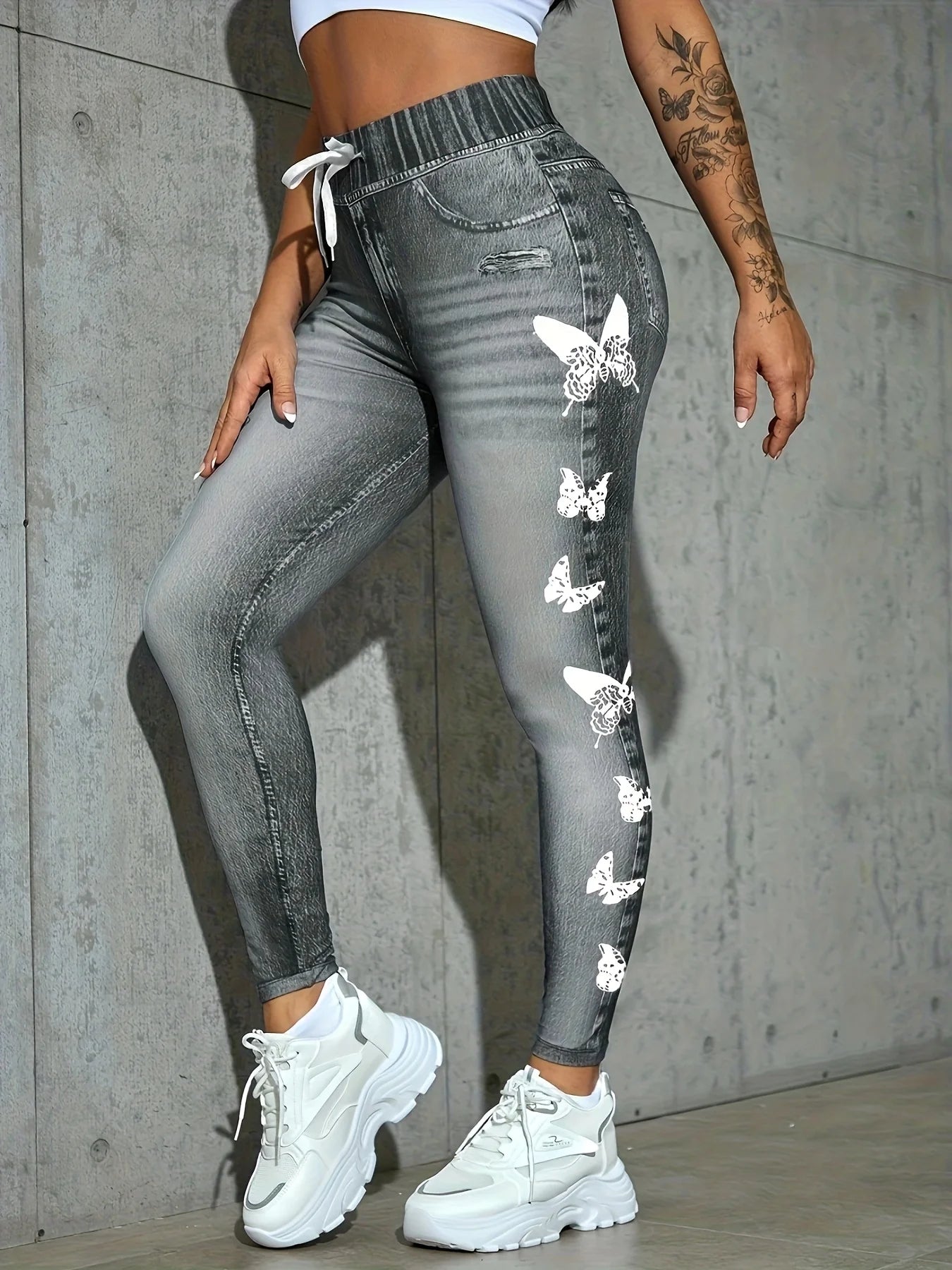 Zoom sur la couture et la texture des jeggings
