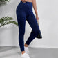 Vue latérale de jeggings noirs ajustés, mettant en valeur la coupe slim