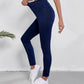 Détail de la taille haute des jeggings noirs, accentuant la silhouette