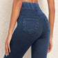 Vue latérale de jeggings noirs, soulignant la coupe slim