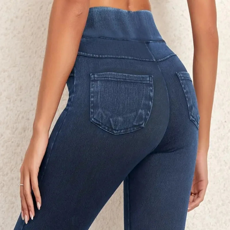 Vue latérale de jeggings noirs, soulignant la coupe slim