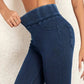 Détail de la taille haute des jeggings noirs en denim