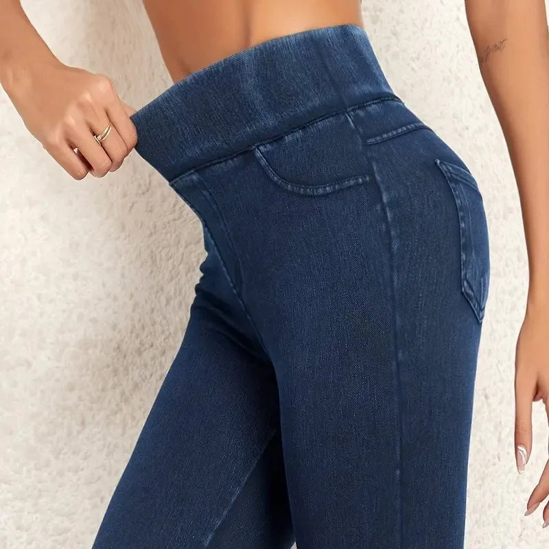 Détail de la taille haute des jeggings noirs en denim
