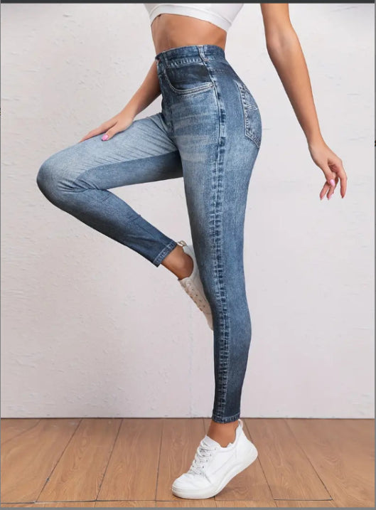 Jeggings noirs taille haute sur fond blanc