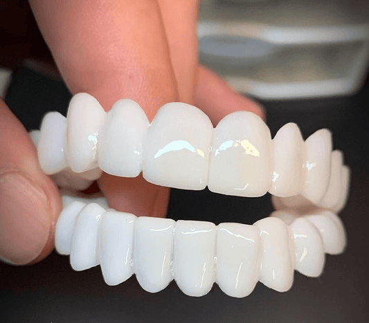 Prothèse dentaire montrant sa compatibilité avec différentes mâchoires