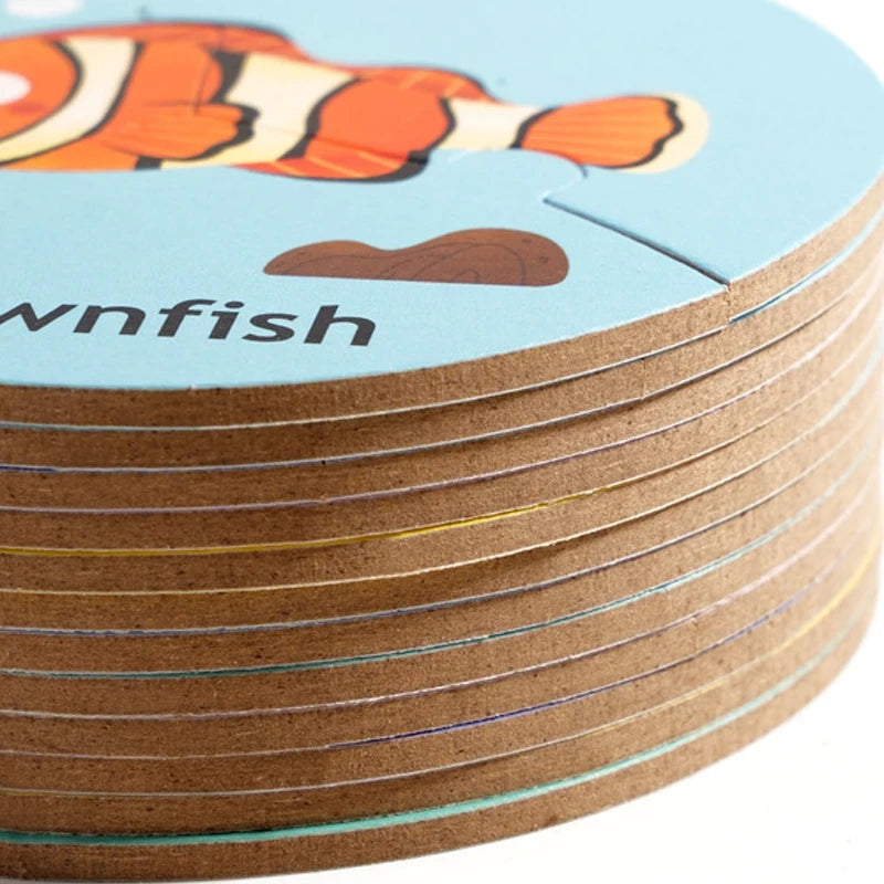 Gros plan sur les pièces de puzzle en bois représentant des animaux