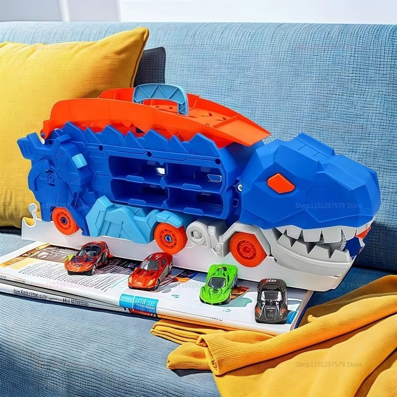 Enfant jouant avec la voiture dinosaure sur le sol