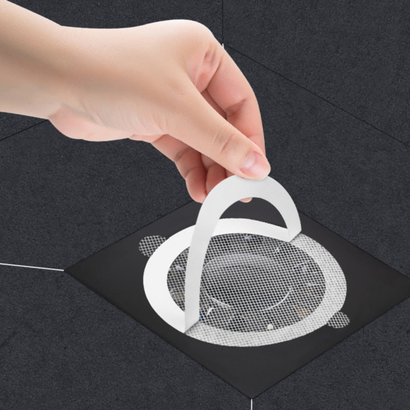 Filtre de douche jetable transparent sur fond blanc