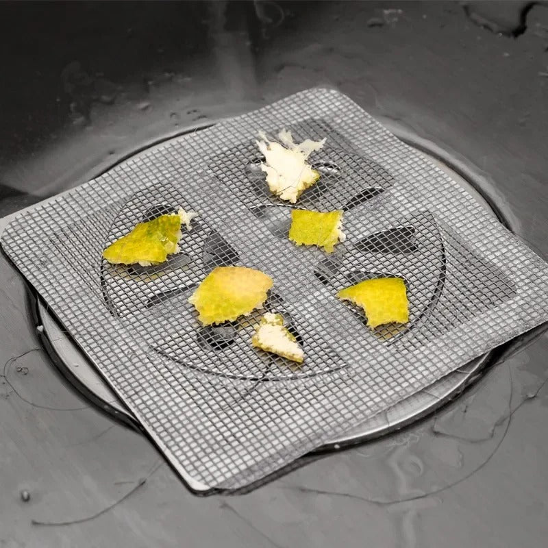 Filtre de douche montrant sa flexibilité et sa transparence