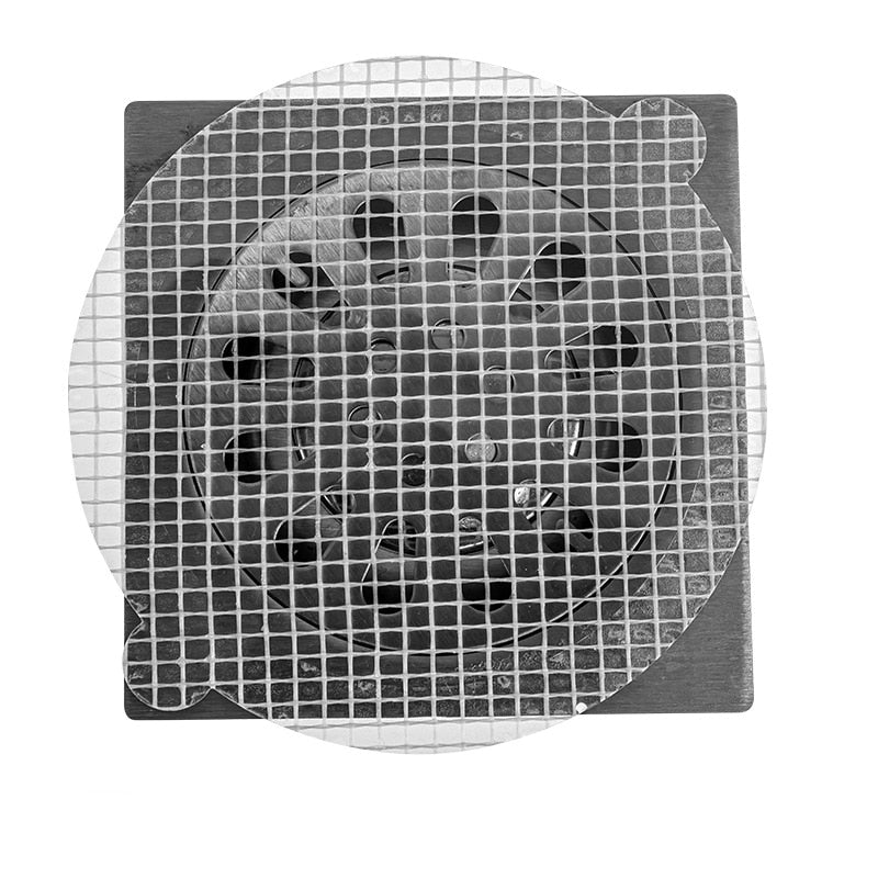 Filtre de douche posé sur une surface en carrelage