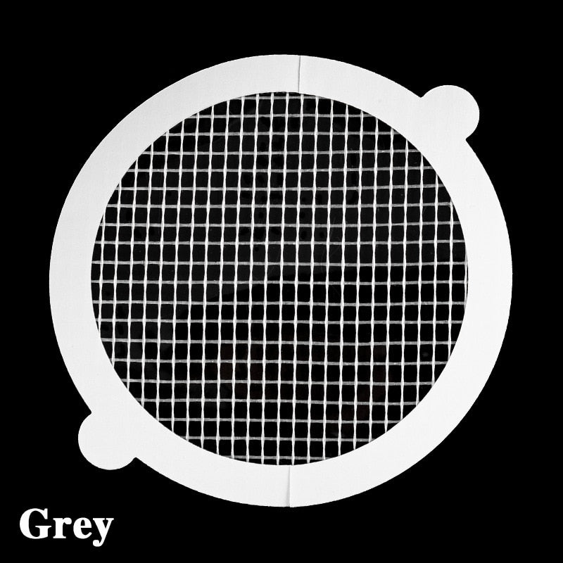 Filtre de douche appliqué sur un drain de salle de bain